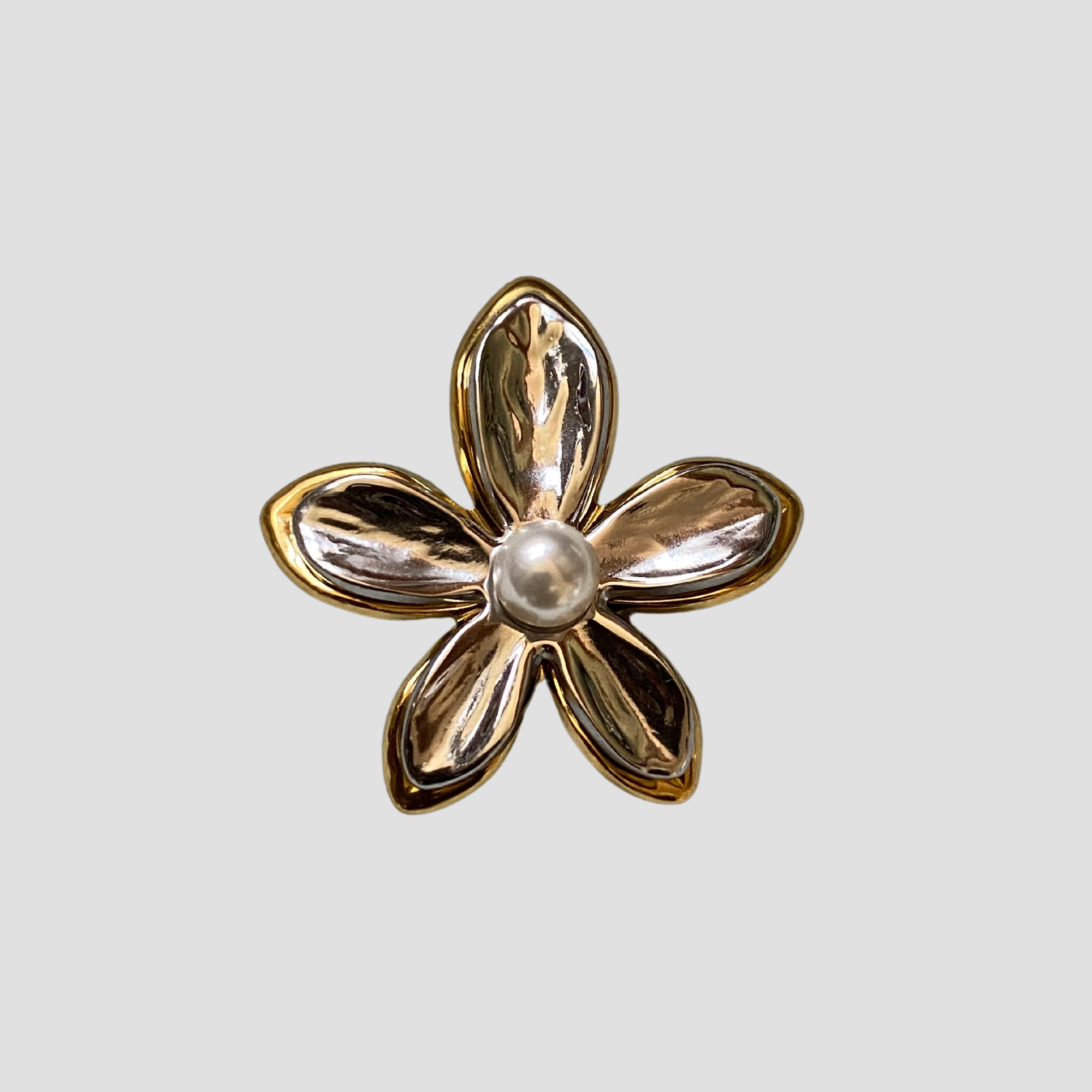 2-Tone Flower Pearl 18k Gold Ring - GRISÉ NYC 1