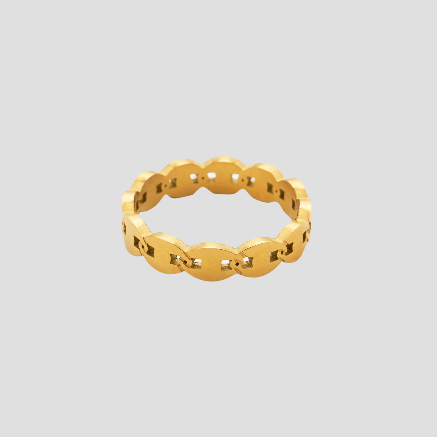Close-up of GRISÉ NYC’s Dainty Pigs Nose Link 18k Gold Ring featuring a chain-inspired pig&