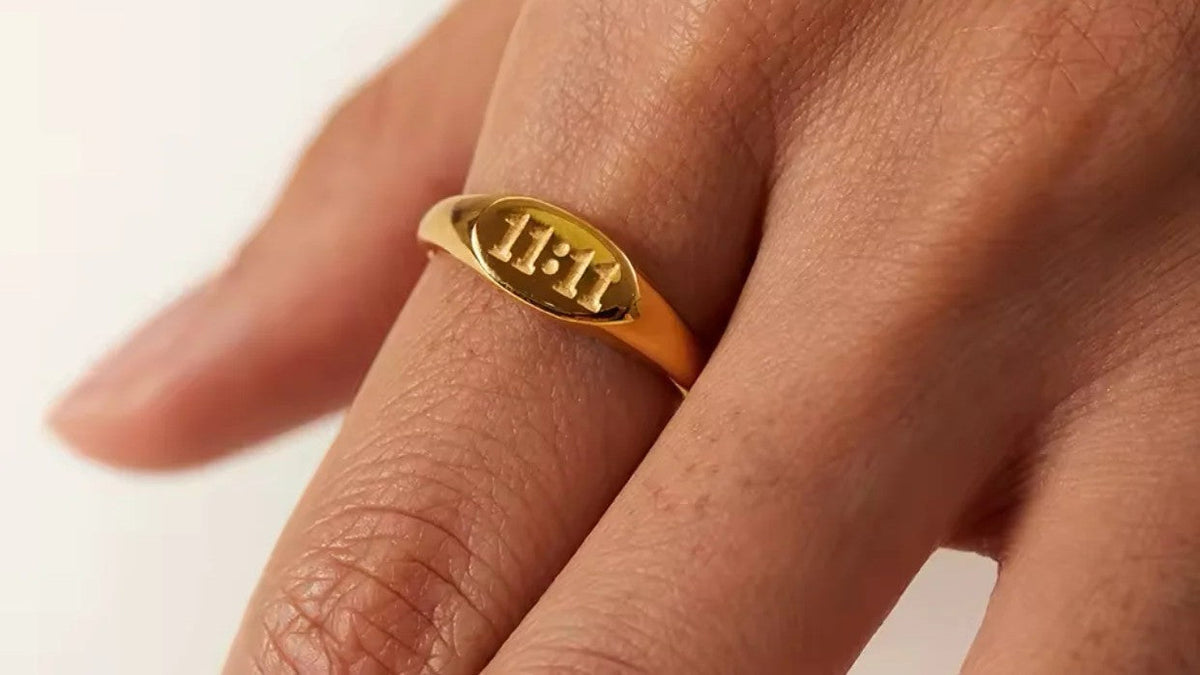 Ring on Index Finger Meaning: Symbolism, Left vs. Right, and How to Wear One