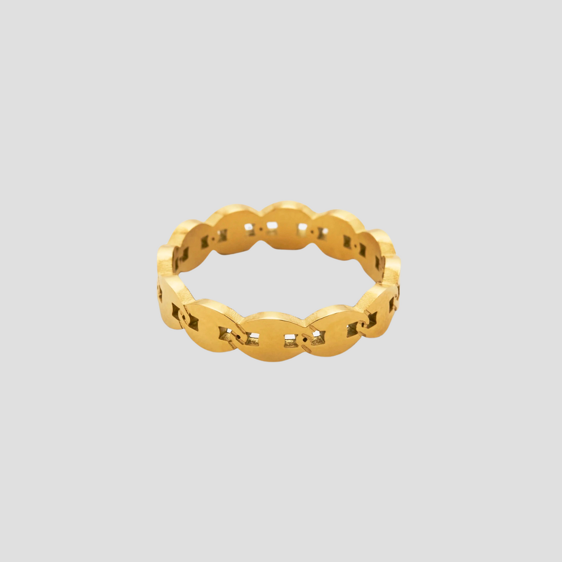 Close-up of GRISÉ NYC’s Dainty Pigs Nose Link 18k Gold Ring featuring a chain-inspired pig&