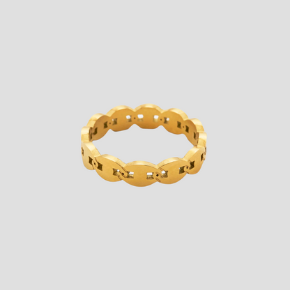 Close-up of GRISÉ NYC’s Dainty Pigs Nose Link 18k Gold Ring featuring a chain-inspired pig&