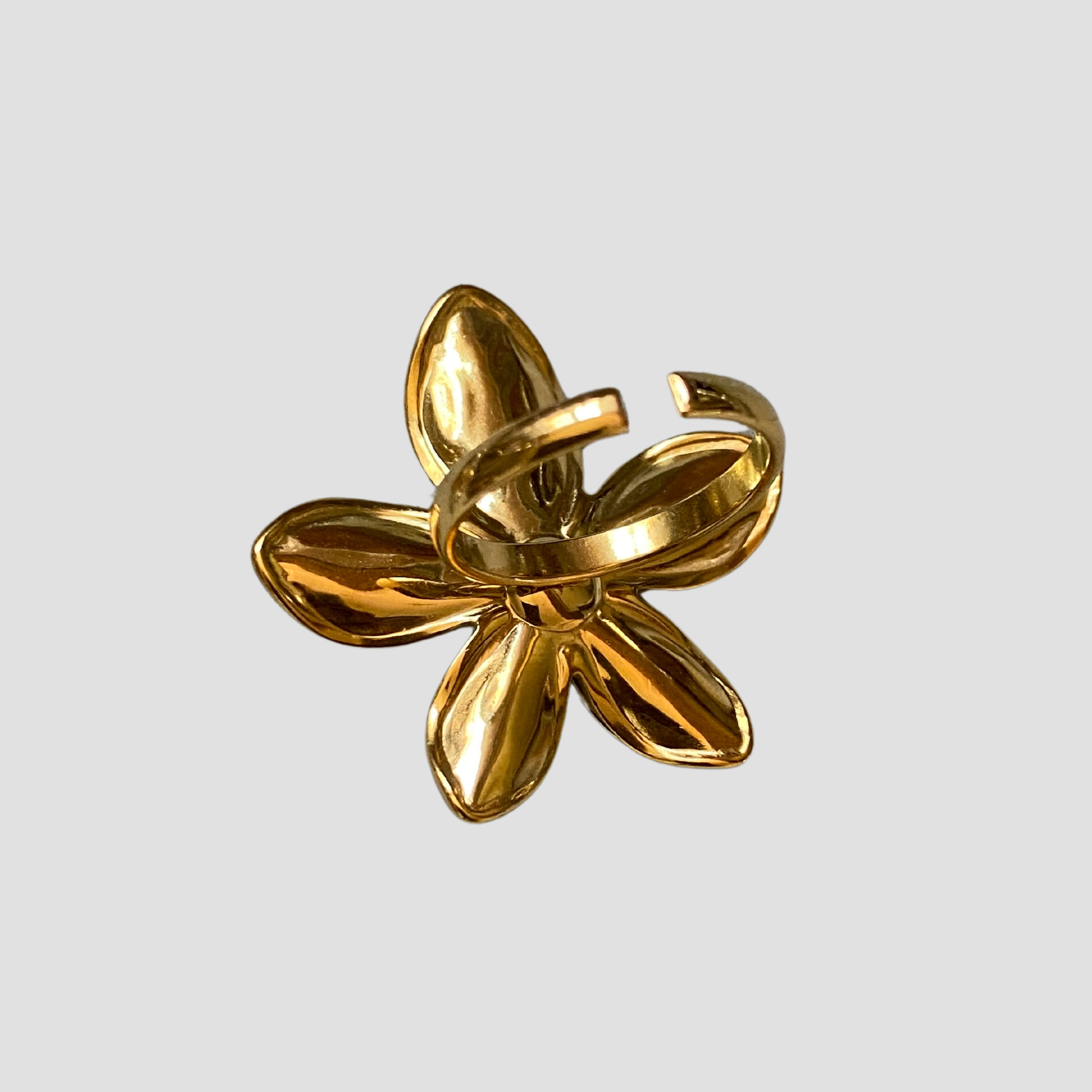 Flat lay of GRISÉ NYC 2-tone flower pearl gold plated adjustable ring.