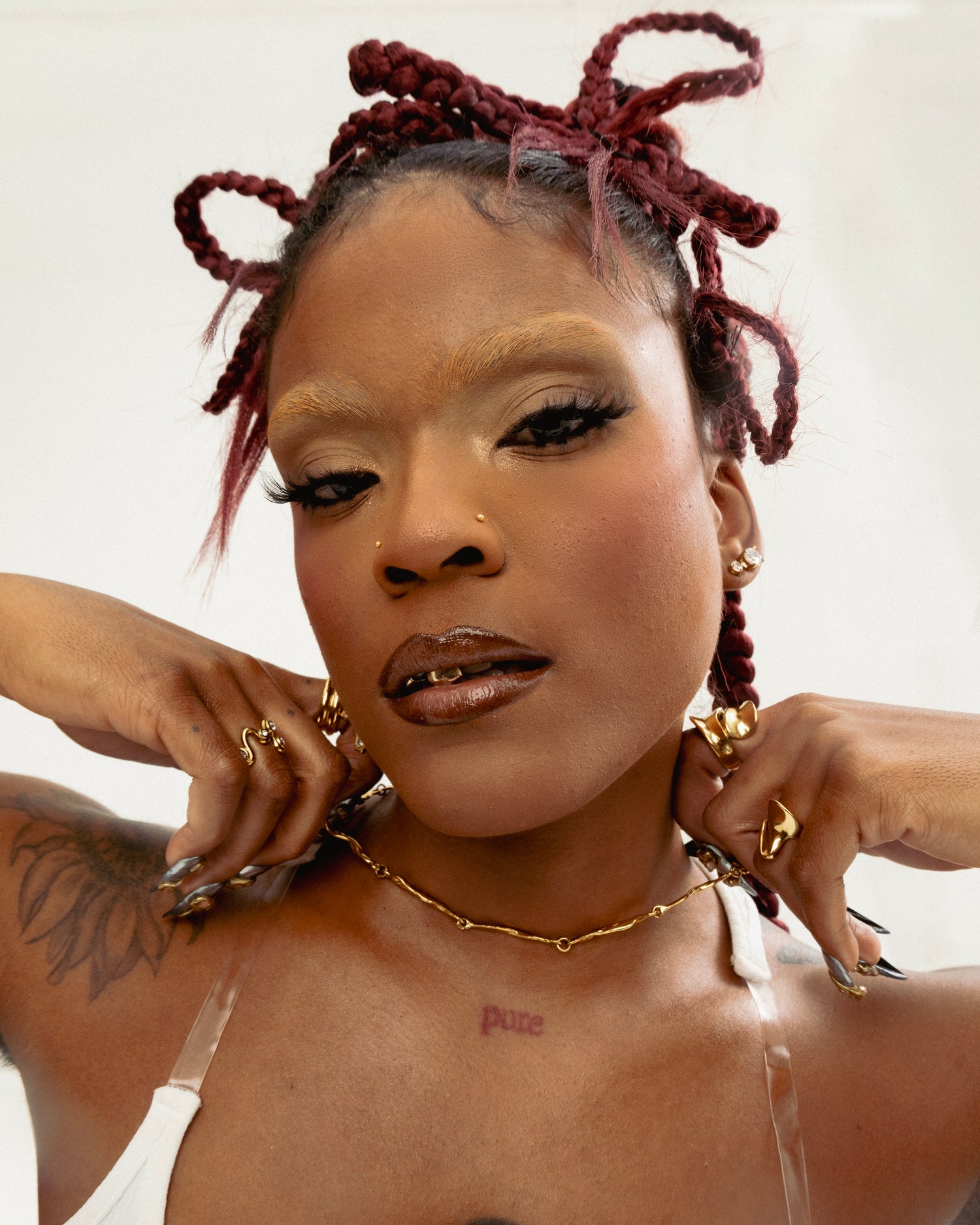 Model wearing GRISÉ NYC rugged textured gold necklace close up styling