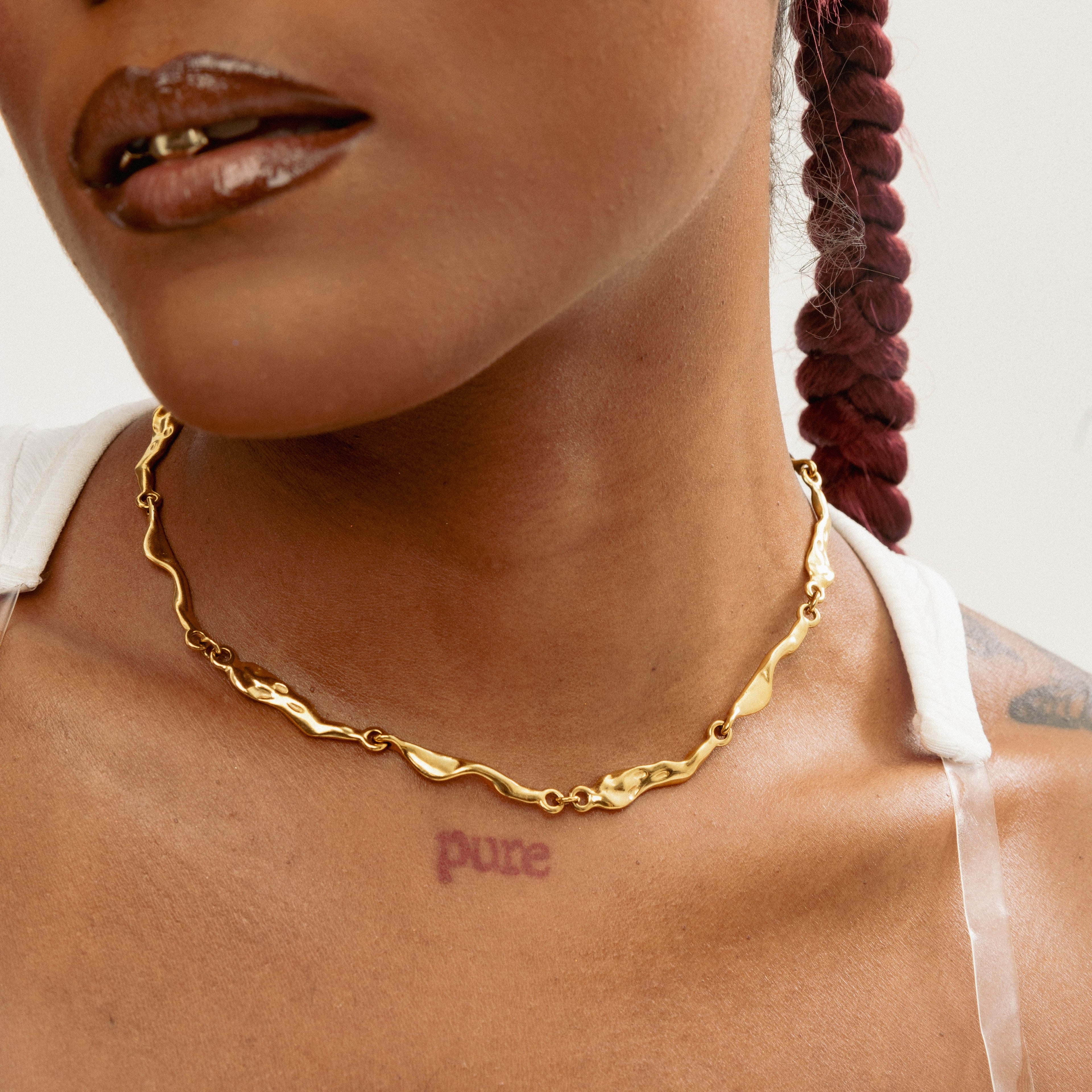 GRISÉ NYC rugged 18k gold necklace close up chain texture detail