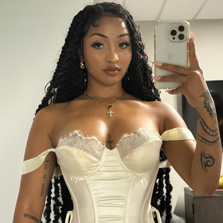 Shenseea wearing 18k gold plated stainless steel mariner link cross pendant necklace close up.