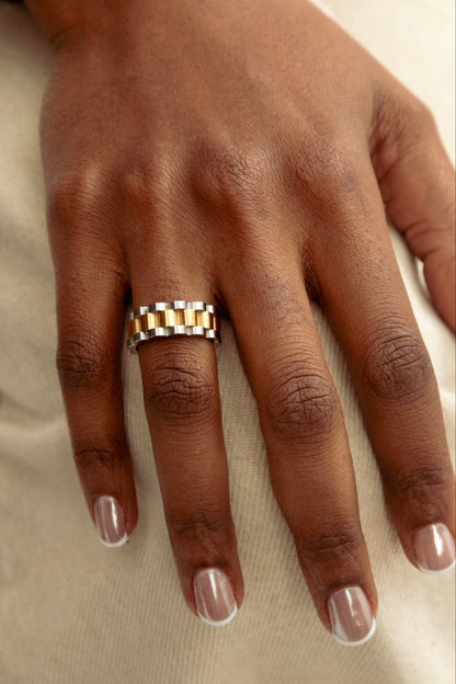 Female model wearing the 2 tone jubilee band ring by GRISÉ NYC